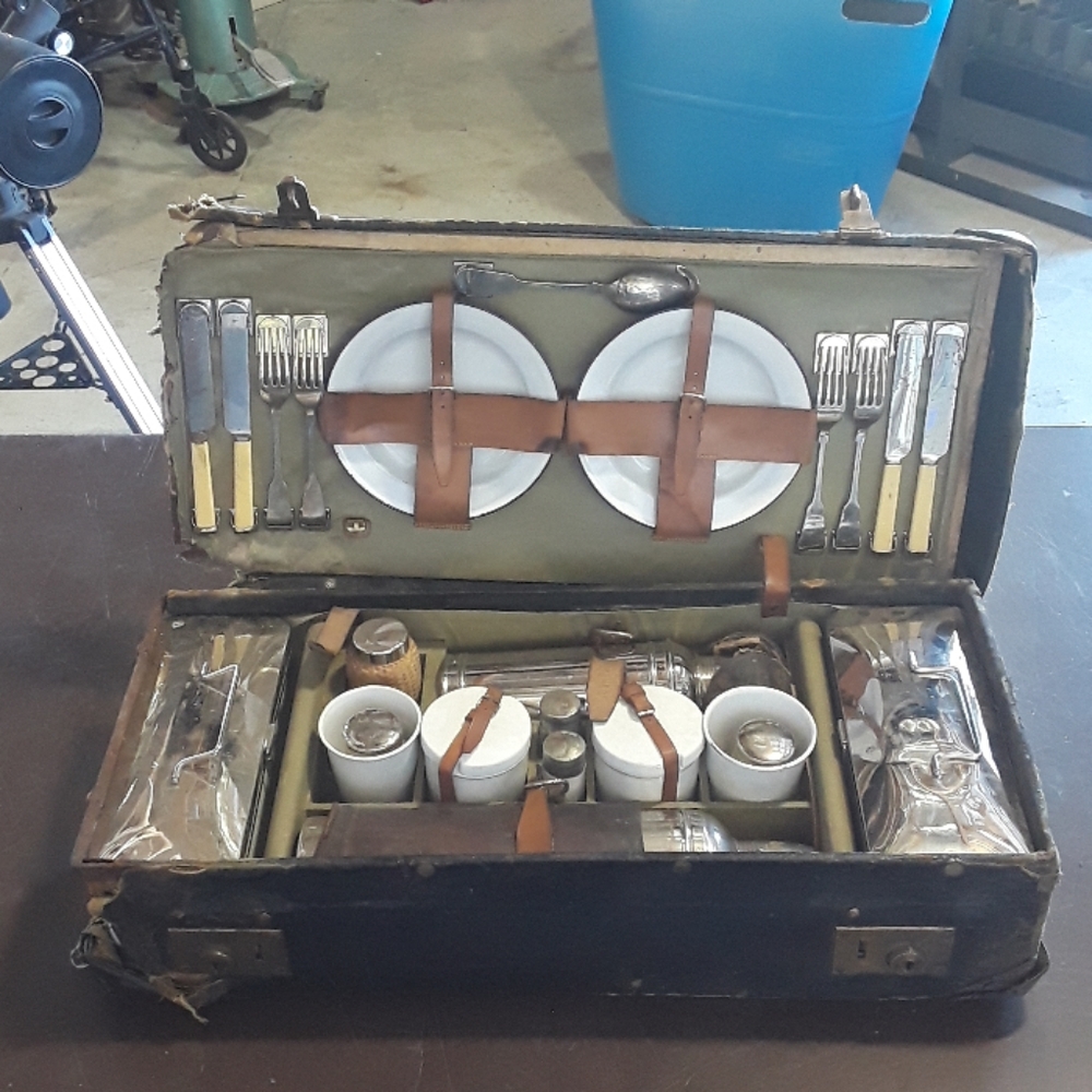 Vintage Picnic Chest - Picture 2 of 6